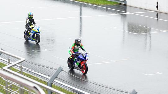 Фаворит гонки в классе 600 куб. см Алексей Иванов №61, за два круга перед окончанием атаковал лидера и упал. Но поднял мотоцикл и доехал под аплодисменты трибун. , Irina.Grinchenko, Лесной городок