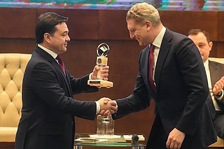 Воробьев вручает Иванову кубок