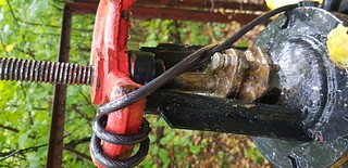 задвижка в лесу