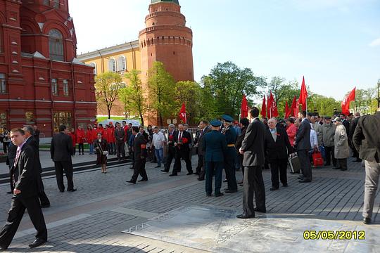 К памятнику маршала Жукова подходят коммунисты, ДЕНЬ ПОБЕДЫ  СОВЕТСКОГО НАРОДА., nkolbasov, Одинцово, Ново-Спортивная д.6