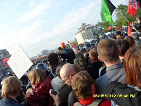 Меня прижали к ОМОНовцам. Те чуть не утащили, — ребята помогли вырваться, и куртка красная — выскользнул!, Социализм или смерть!, nkolbasov, Одинцово, Ново-Спортивная д.6