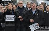 На фото -Болезнетворные бактерии и вши на теле Украины 