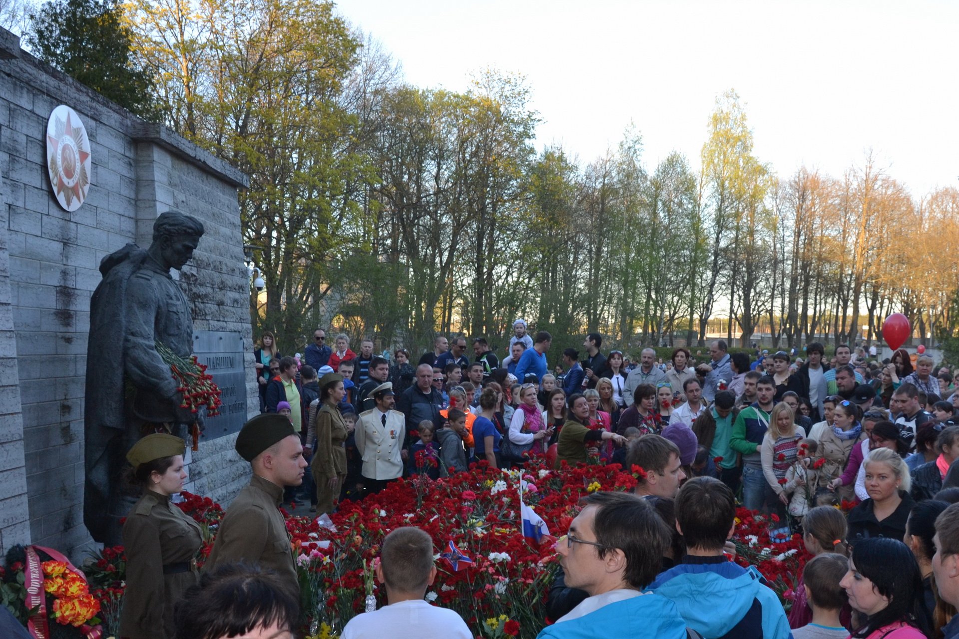 Они пришли к солдату