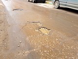 Междомовой проезд между б-ром Маршала Крылова и ул. Говорова протяженностью 220 шагов после зимы словно пережил минометный обстрел