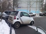 Дороги создавали пешеходы, а захватили их автомобили. Но сегодня даже тротуары отбирают машины.
