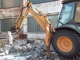 Экскаватор погрузчик с гидромолотом