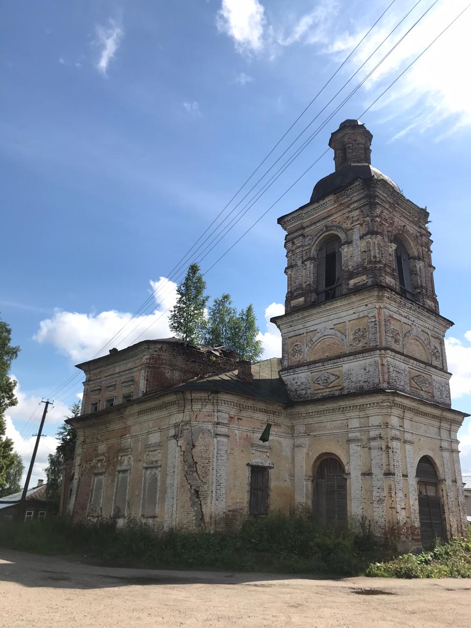 Солигалич называют городом падающих колоколен. Две уже упали. Но некоторые ещё стоят. 