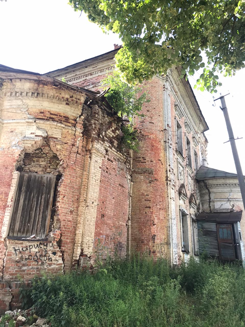 Храмы в городе разрушаются на глазах. Спешите увидеть! 