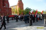 К памятнику маршала Жукова подходят коммунисты