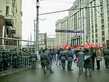 Прорвались! Идут на площадь, на митинг.