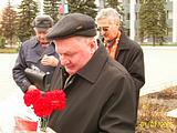 У памятника В. И. Ленину.